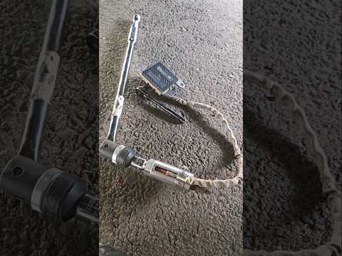 O² / NOx sensor easy removal trick #work #diesel #mechanic #dieseltech #catalyst #DEF