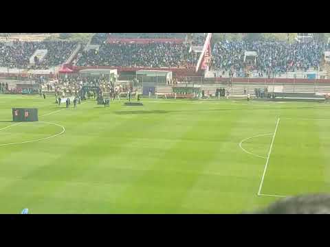 "VIVO HINCHADA BELGRANO EN LA RIOJA ALENTANDO AL PIRATA VS PLATENSE." Barra: Los Piratas Celestes de Alberdi • Club: Belgrano