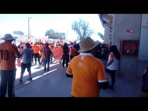 "Hinchada de Cobreloa alentando al Zorro" Barra: Huracan Naranja &bull; Club: Cobreloa