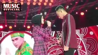 Download lagu DUET PALING ROMANTIS LIDA 2020 - DEDE LESTI HARI JAMBI BIKIN BAPER !!! AMBYARRR #lida2020 #harilida mp3 Download lagu DUET PALING ROMANTIS LIDA 2020 - DEDE LESTI HARI JAMBI BIKIN BAPER !!! AMBYARRR #lida2020 #harilida mp3