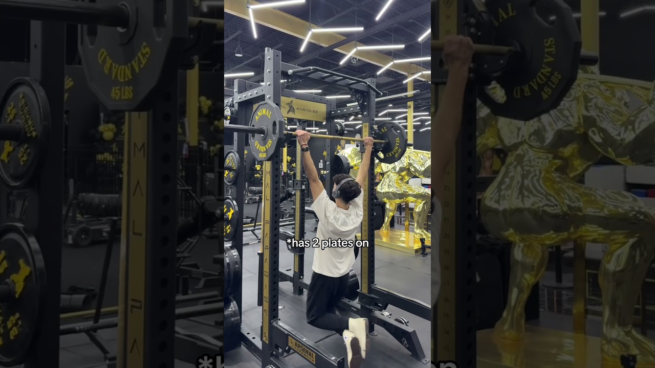 Light weight 🥱 #gymhumor #gym #trendingshorts #fitness #bodybuilding