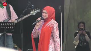 Download lagu GERIMIS MENGUNDANG DAN TIARA - SITI NURHALIZAH - DI PESTAPORA 2025 mp3 Download lagu GERIMIS MENGUNDANG DAN TIARA - SITI NURHALIZAH - DI PESTAPORA 2025 mp3