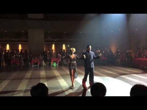  Analía Carreño  and  Luis Ramírez  are  dancing  to  "  La serenata de ayer  "  by  Juan D'Arienzo  at  Taipei Tango Festival  in  2016