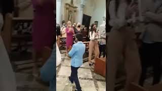 Entrando en la iglesia