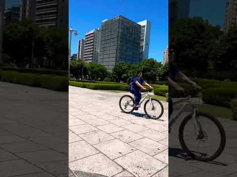 Pero que escala monstruosa y monumental tiene la plaza Moreno de #laplata #walking #shorts #bsas