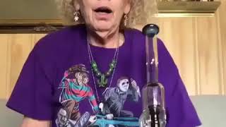 Download lagu Lihat lah REAKSI Nenek' tua ini ,saat menghisap GANJA terlarang....... mp3