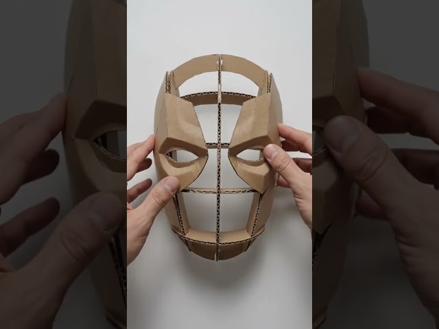 Vídeo relacionado con Laura Harrier Mascaras de Personajes Famosos, Caras de Carton