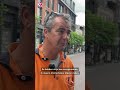 Geliefde pakketbezorger brengt nog steeds pakketjes rond | #shorts