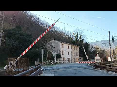 Transito del Regionale 19806 di Trenitalia al Passaggio a livello di Pontechiaradovo.