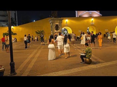 Colombia Cartagena Girls Still Outside In The Streets