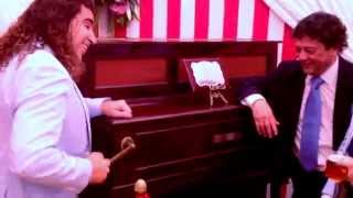 Carlos de Cantores de Híspalis tocando el pianillo en la caseta del Machacante Feria de Sevilla 2014