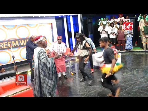 La reine du warba, Miss Maya, fait danser l'homme de savane et ses invités avec son titre "Pougdba"