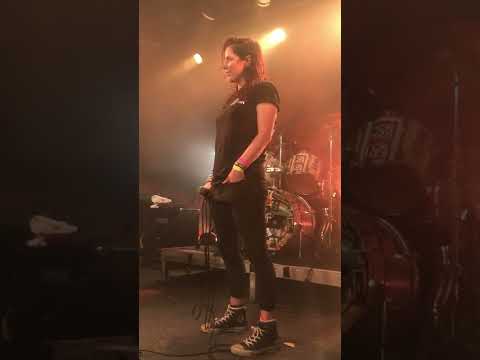 Alarmsignal mit Mel von Shirley Holmes singen Kompass & Chauffeur - eine Hymne gegen die Depression