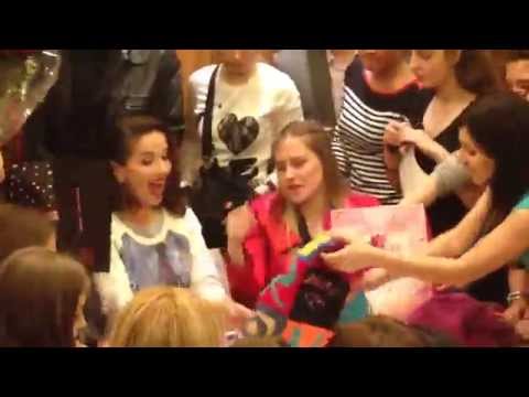 Natalia Oreiro . Reunion con Fans en Moscu, Rusia - 17.04.2014 - Parte 2