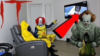 GEORGIE AND PENNYWISE WATCHES THE IT MOVIE TOGETHER!!! THEY HAD A DEADLY FIGHT OMG!!!