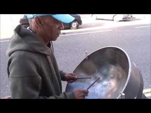 STEEL DRUM, STREET PERFORMER LONDON, STREET MUSICIAN FROM TRINIDAD AND TOBAGO PLAYING STEEL DRUM