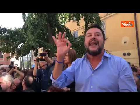 Salvini: "Non scapperanno all'infinito dal voto" e la folla: "Elezioni"