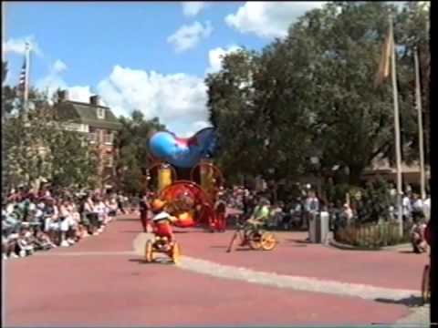 Play: Mickey Mania parade
