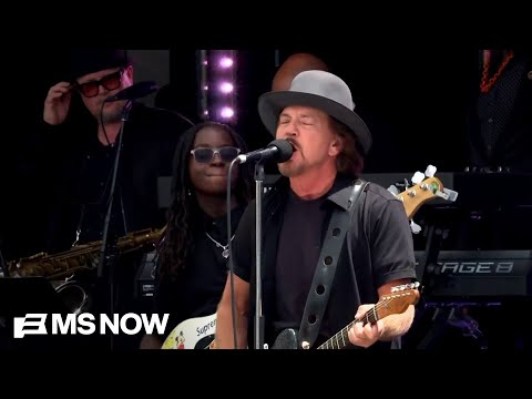 Eddie Vedder performs at Obama center ceremony
