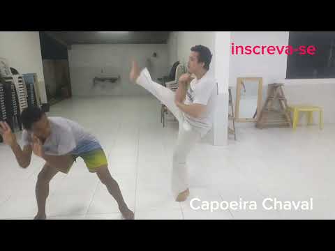 Capoeira Chaval Jogando com aluno batote em Chaval.