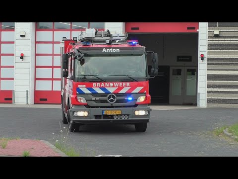 Brandweer Anton Tankautospuit 13-4131 met spoed naar een Buitensluiting in Amsterdam Zuidoost