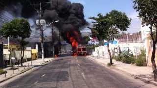 preview picture of video 'Ônibus pega FOGO na Taquara'