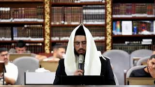 הרב נתנאל סנדרו בוחניק שליט"א - מעמד אמירת הסליחות (הרב נתנאל סנדרו בוחניק) - התמונה מוצגת ישירות מתוך אתר האינטרנט יוטיוב. זכויות היוצרים בתמונה שייכות ליוצרה. קישור קרדיט למקור התוכן נמצא בתוך דף הסרטון