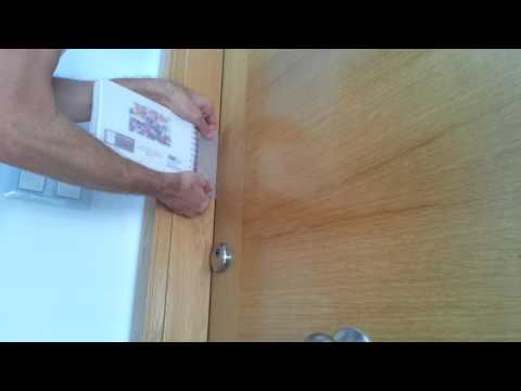 Cómo abrir una puerta sin llave, con una lámina de plástico (How to open a door without a key)