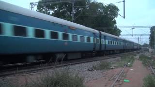 preview picture of video 'Nellai Express Blasting @Tiruparengundram Stn @Dawn'