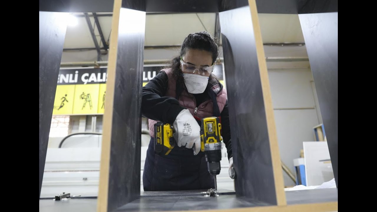 MERSİN BÜYÜKŞEHİR KADIN MOBİLYA USTALARI YETİŞTİRİYOR