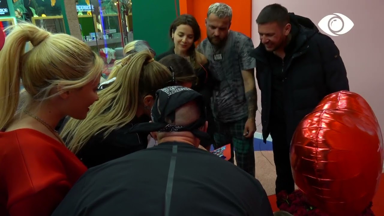 Një buqetë me lule dhe dedikim romantik, Olta merr surprizën nga partneri