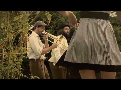 "Happy Feet" by Streetview Dixieclub and The Lindy Cats