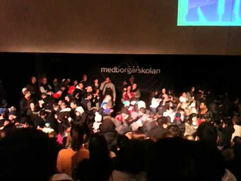 Medina blir bombrushade på scen av fans HAFFLA