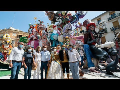 Pablo Casado visita la Falla Exposición en Valencia