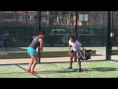 JUSTINE PROFITE DES CONSEIL  de nos coachs – Justine benefits good advice from our padel’s coaches !