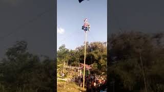 preview picture of video 'Panjat pinang dengan ketinggian 40m di Danareja slapi'
