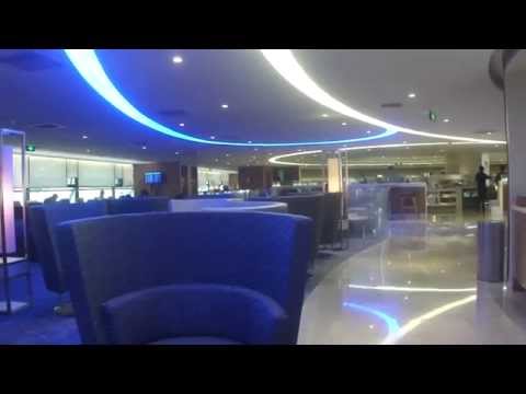 Enorme lounge da classe executiva da Air China no Aeroporto Internacional de Shanghai Pudong
