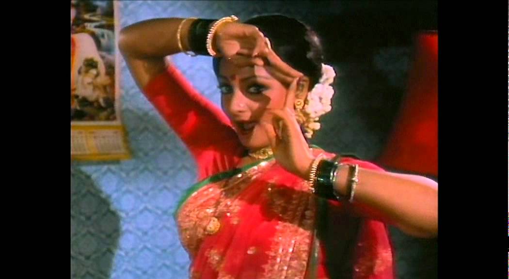 Gaon Mein Hote Hanste Rote, Maa Khush Hoti Phool Piroti Lyrics | Dildaar | Asha Bhosle, Kishore Kumar | Laxmikant Pyarelal