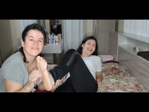 Desafiando minha filha com cócegas.🤣