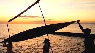 preview picture of video 'How to transform a Philippine fishing boat into a proper sailboat'