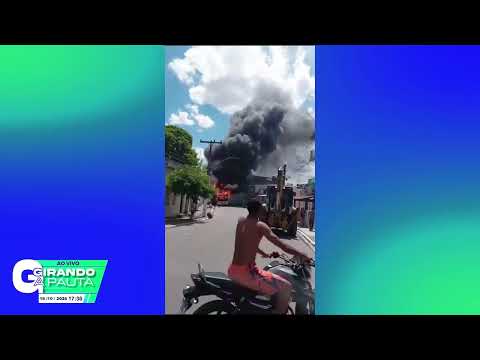 Ônibus escolar pega fogo em Nazaré da Mata e estudantes escapam