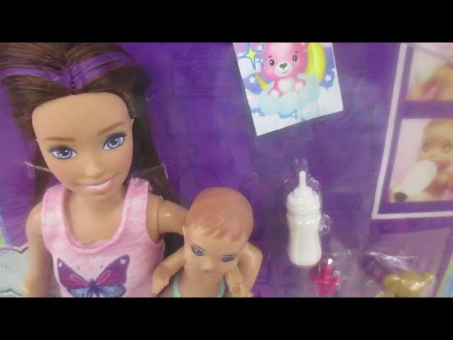 Vídeo relacionado con Barbie Skipper Hora de la Siesta, Muñeca Canguro con bebés y Accesorios, Regalo para niñas y niños 3-9 años (Mattel GFL38)