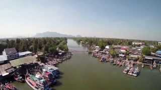 preview picture of video 'FPV Quadcopter - TBS Discovery - Bridge River Kwai - Wat Phra Samut   Chedi - Thailand - Dragon Link'
