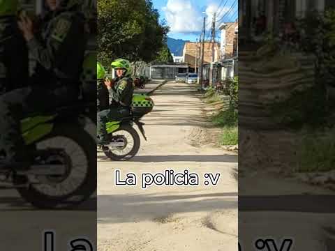 Policía policía de noche y de día