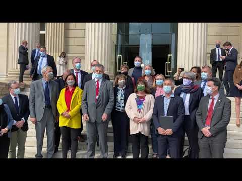 Les députés d'Occitanie chantent Se Canto à l'Assemblée Nationale