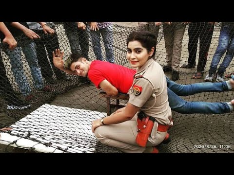 Iqbal and Karisma jumping on the net.  shooting - maddamsir - sonysab