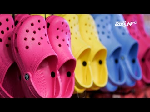 (VTC14)_Đi dép Crocs quá lâu sẽ hại chân?