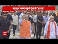 Third Phase Voting: जब PM Modi से पोलिंग बूथ पर मिली एक छोटी बच्ची | Ahmedabad | ABP News - Video