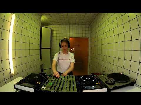 Justine Perry / October 8 / 5pm-6pm