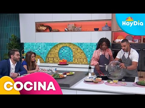 Receta de bistec encebollado con Chiky Bombom | Hoy Día | Telemundo